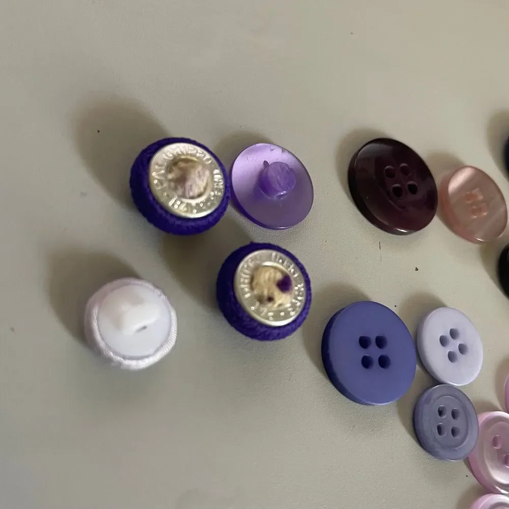 Lot sewing‎ Clothing buttons purple lilac fabric plastic  varied sizes